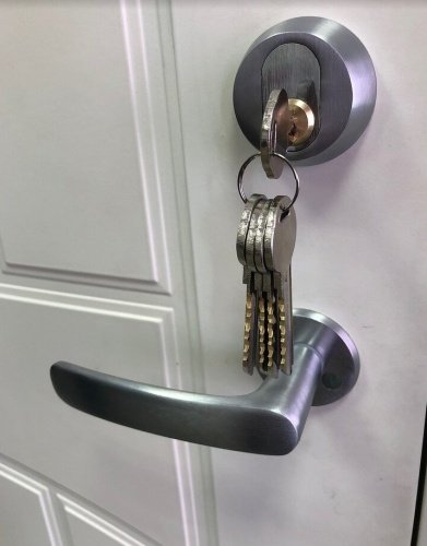 Комплект фурнитуры MULTIHELA на входную дверь в матовом хроме (ручка UL027, цилиндр, скобянка на цилиндр)