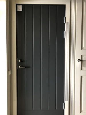 Теплая входная дверь SWEDOOR by Jeld-Wen Function F1894 темно-серая (цвет RR23) с замком LC200, М9*21, ПРАВАЯ