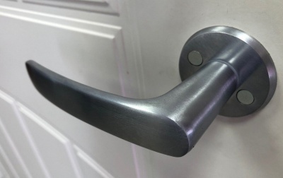 Комплект фурнитуры MULTIHELA на входную дверь в матовом хроме (ручка UL027, цилиндр, скобянка на цилиндр)