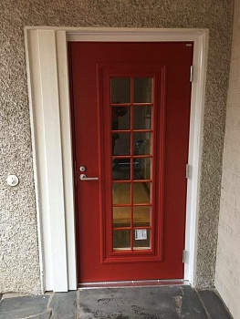Дверь входная Kaski Thermo Seliskeri, двухцветная (красный / белый), М10*21, правая